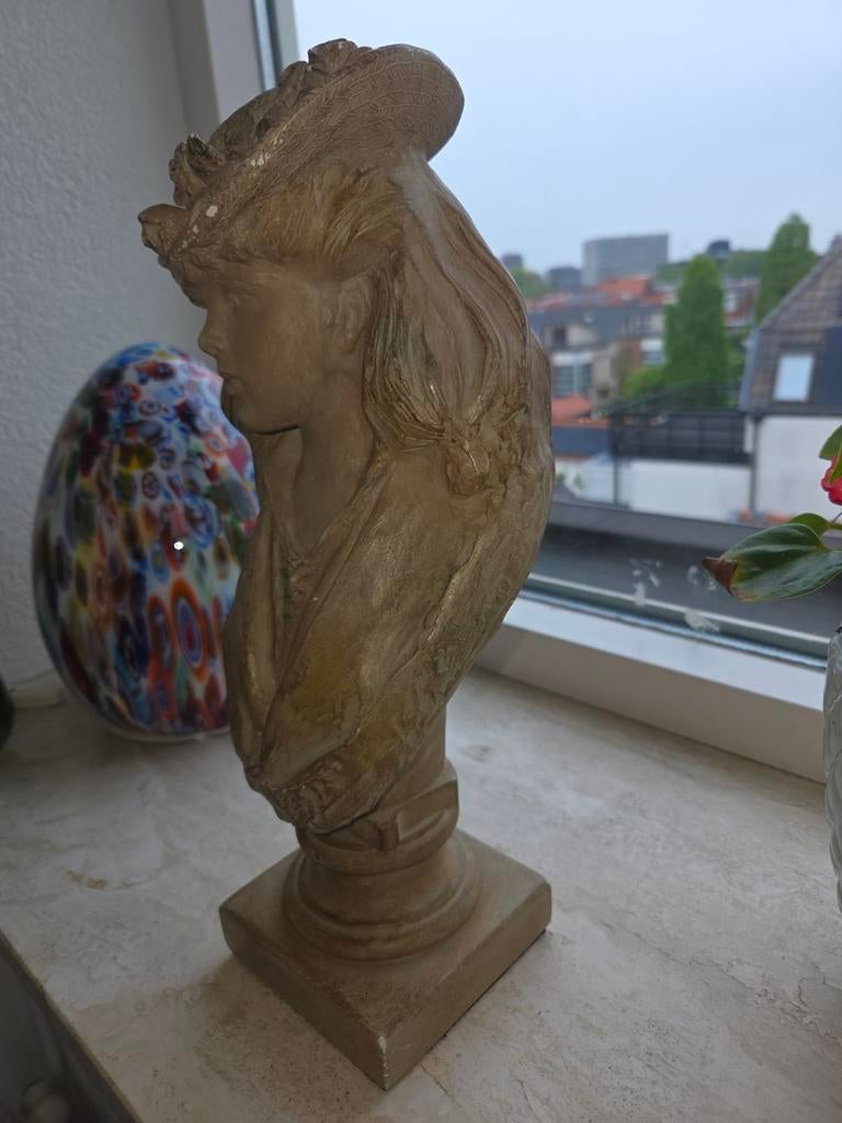 Antieke buste van vrouw met hoed - Art Nouveau stijl, Handgemaakt, Ophalen of Verzenden, 20 - 50 cm, Steen of Keramiek