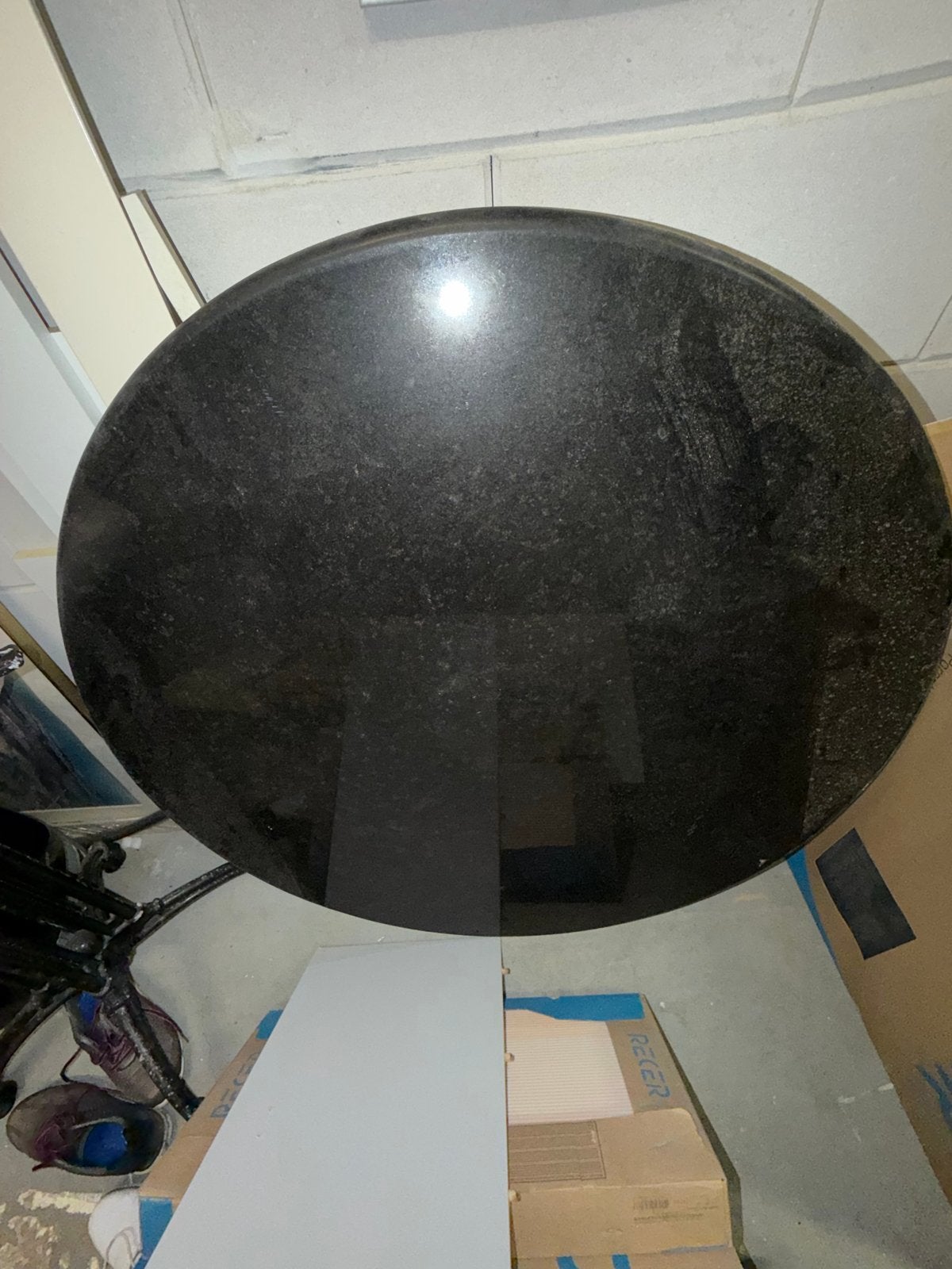 Ronde Bistro tafel met Nero  marmeren blad en metalen poot, 100 tot 150 cm, Rond, Zo goed als nieuw, Metaal