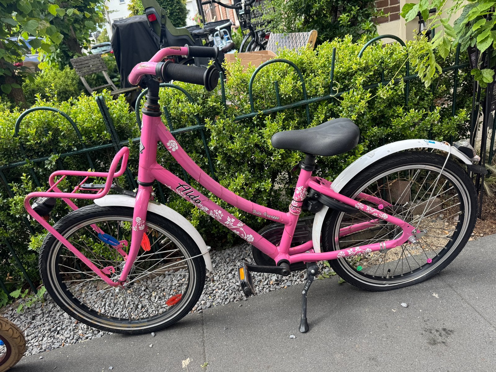 Roze kinderfiets met lekke achterband, Ophalen, Gebruikt, 20 inch of meer