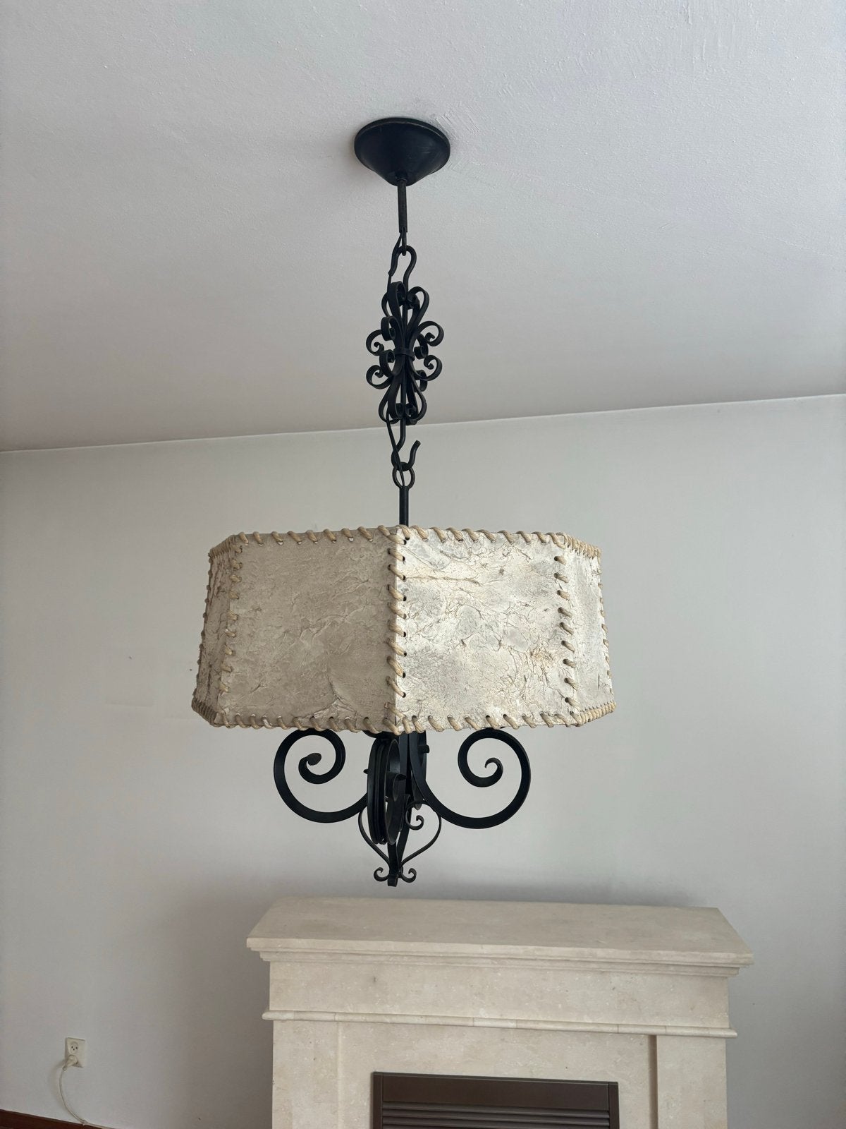 Antieke smeedijzeren hanglamp met perkamenten kap, Antiek en Kunst, Antiek | Lampen, Ophalen of Verzenden