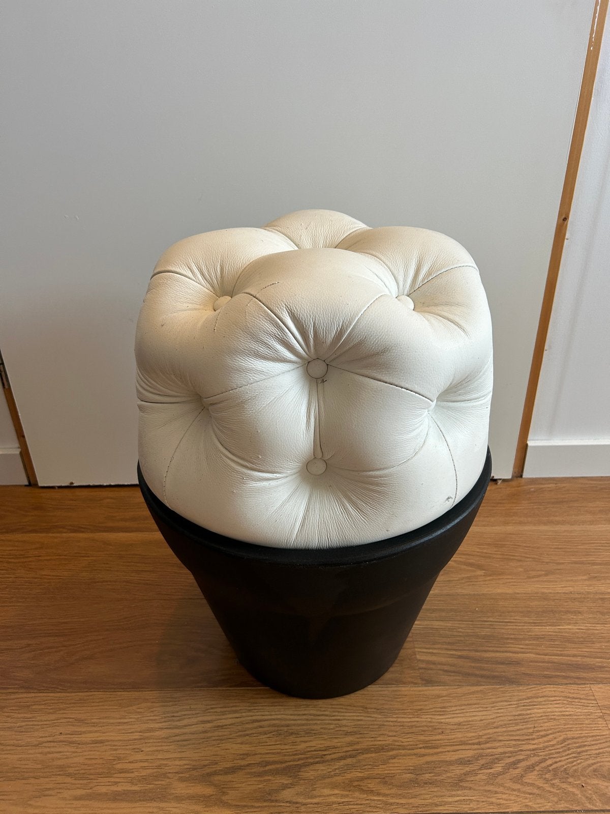 Dutch Summer ‘BUX Deluxe’ design poef / kruk – Chesterfield, Minder dan 50 cm, Gebruikt, Rond, Leer