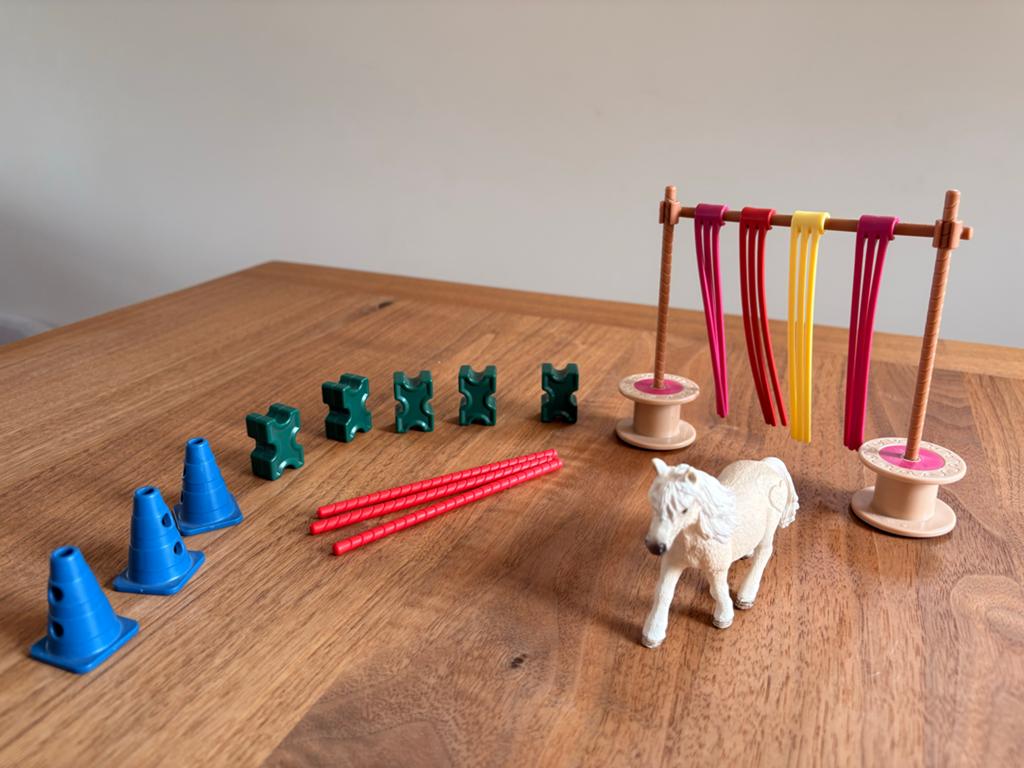 Schleich paardenspeelset met hindernissen en shetlander, Ophalen of Verzenden, Zo goed als nieuw