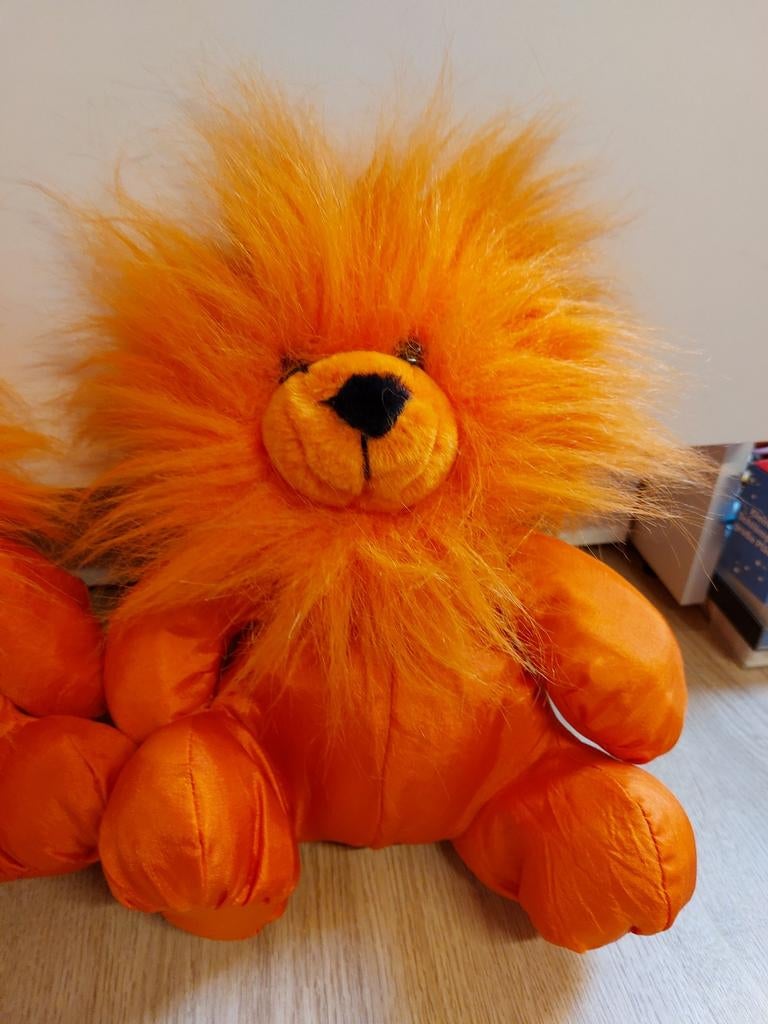 2x oranje leeuw knuffel voetbal wk, Kinderen en Baby's, Speelgoed | Knuffels en Pluche, Ophalen of Verzenden
