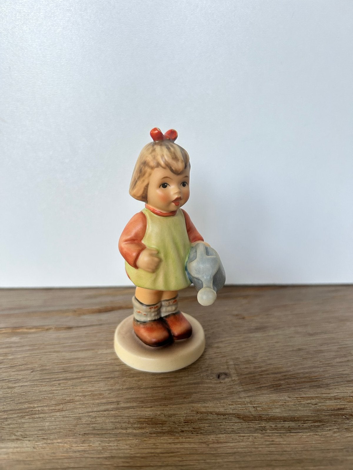 Hummel beeldje meisje met gieter - M.I. Hummel Club 1997/98, Verzamelen, Beelden en Beeldjes, Ophalen of Verzenden, Zo goed als nieuw
