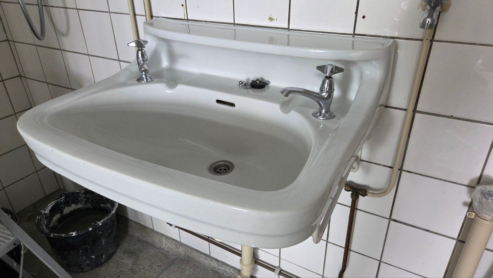 Vintage Sphinx wastafel met aparte warm en koud kranen, Ophalen, Gebruikt