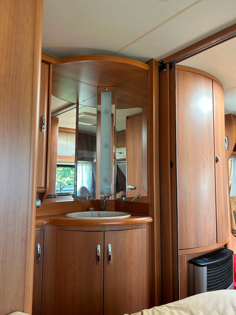 Foto 13 van Hobby 560 UFE, compleet met inventaris en voortent