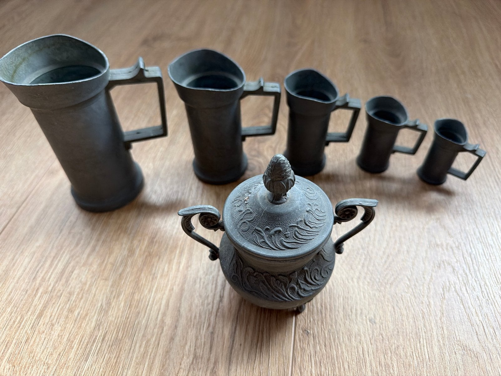 Set van 5 tinnen kannetjes en 1 suikerpotje, gemerkt Peltrat, Verzenden