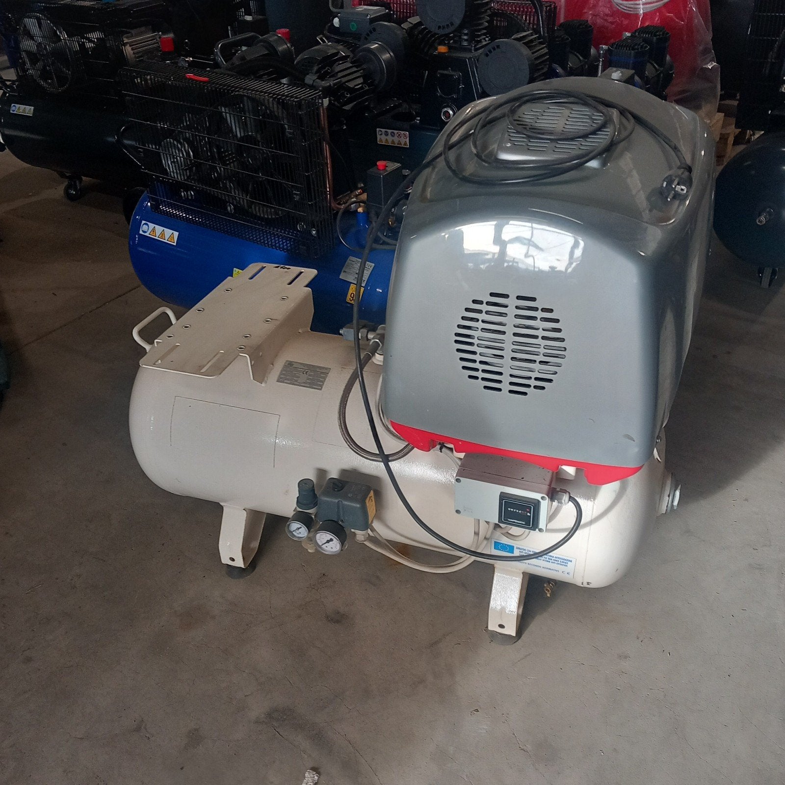 Compressor 240 L/min 100 liter tank 230 V geluidarm olievrij, Doe-het-zelf en Verbouw, Compressors, Ophalen, Gebruikt, 200 tot 400 liter/min