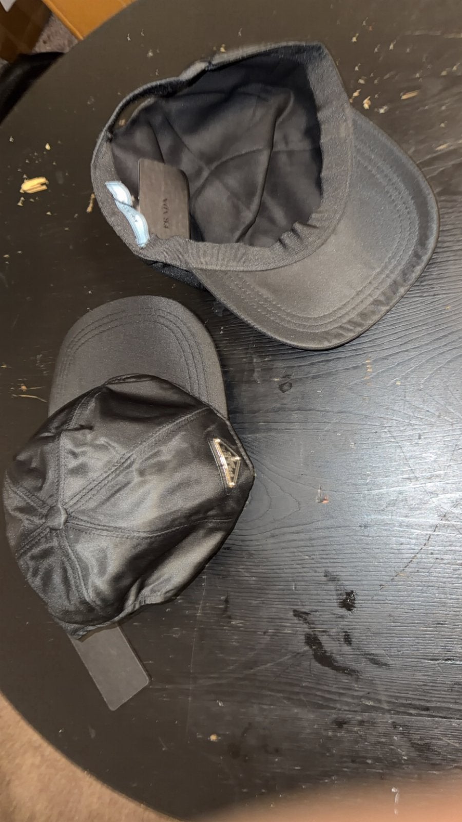 Prada pet - Zwart - Zo goed als nieuw, Kleding | Dames, Hoeden en Petten, Ophalen of Verzenden, Zo goed als nieuw, One size fits all