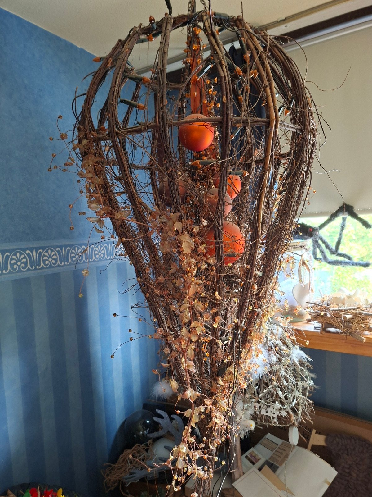 Decoratieve takkenmand met oranje bollen, Ophalen, Gebruikt, Landelijk, Natuurlijk materiaal