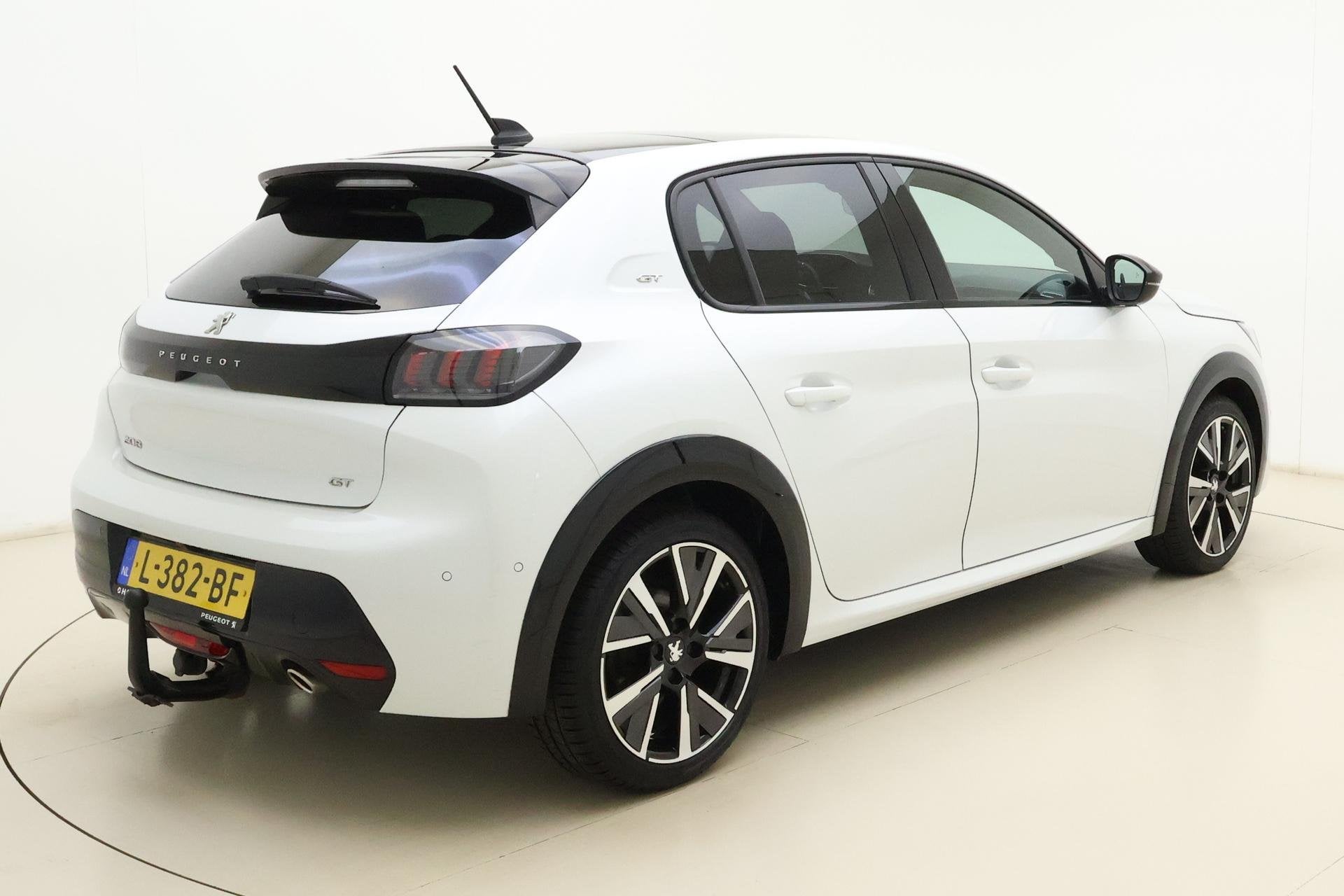 Peugeot 208 1.2 PureTech GT | Afneembare Trekhaak | Achterui, Voorwielaandrijving, 101 pk, Gebruikt, Euro 6