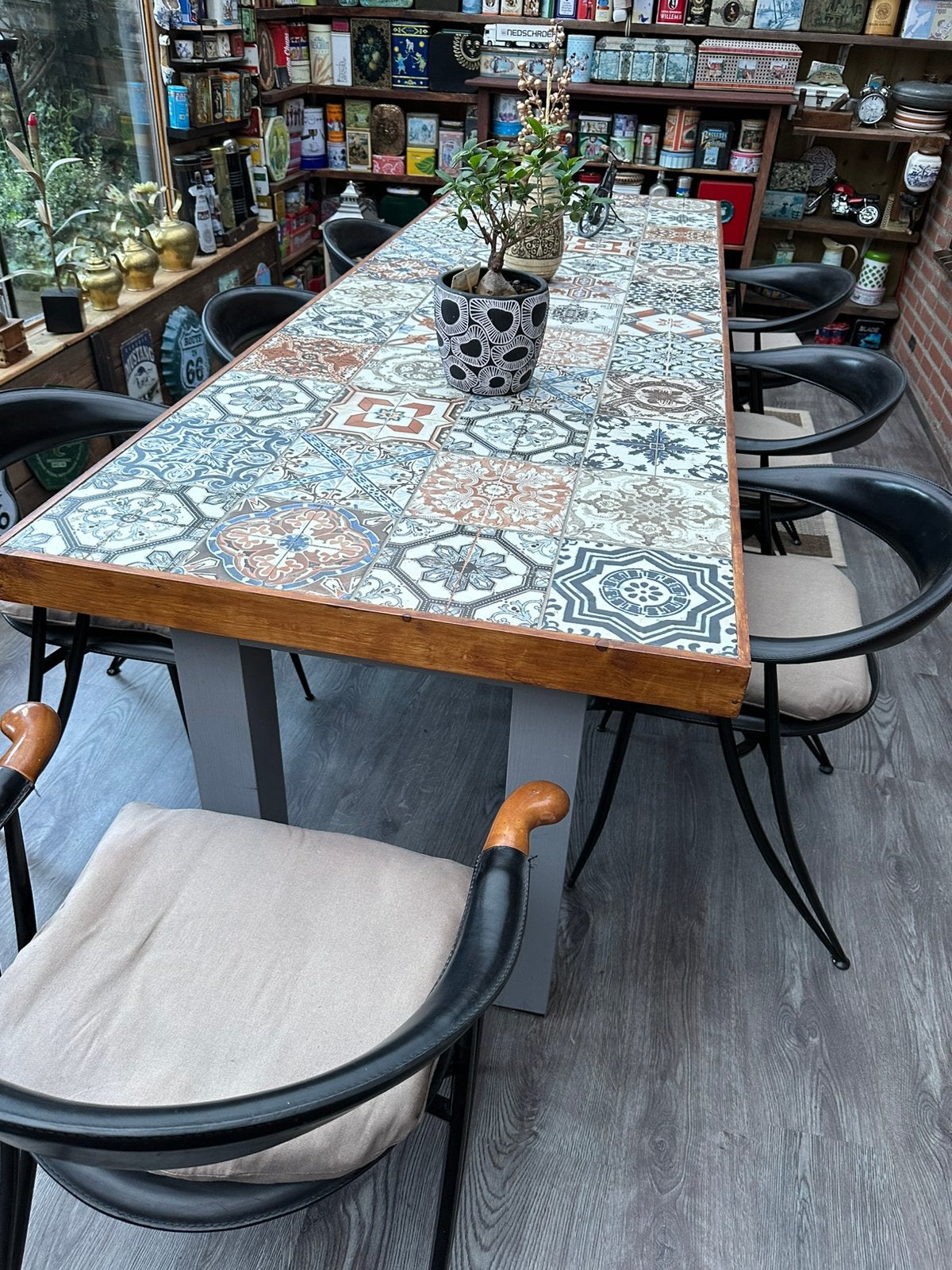 Te koop lange tafel met tegels met 8 stoelen, Ophalen of Verzenden