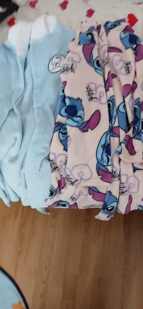 Leuke meisjes badjassen Stitch & Hello Kitty maat 134, Nacht- of Onderkleding, Gebruikt, Meisje, Disney, Hello Kitty