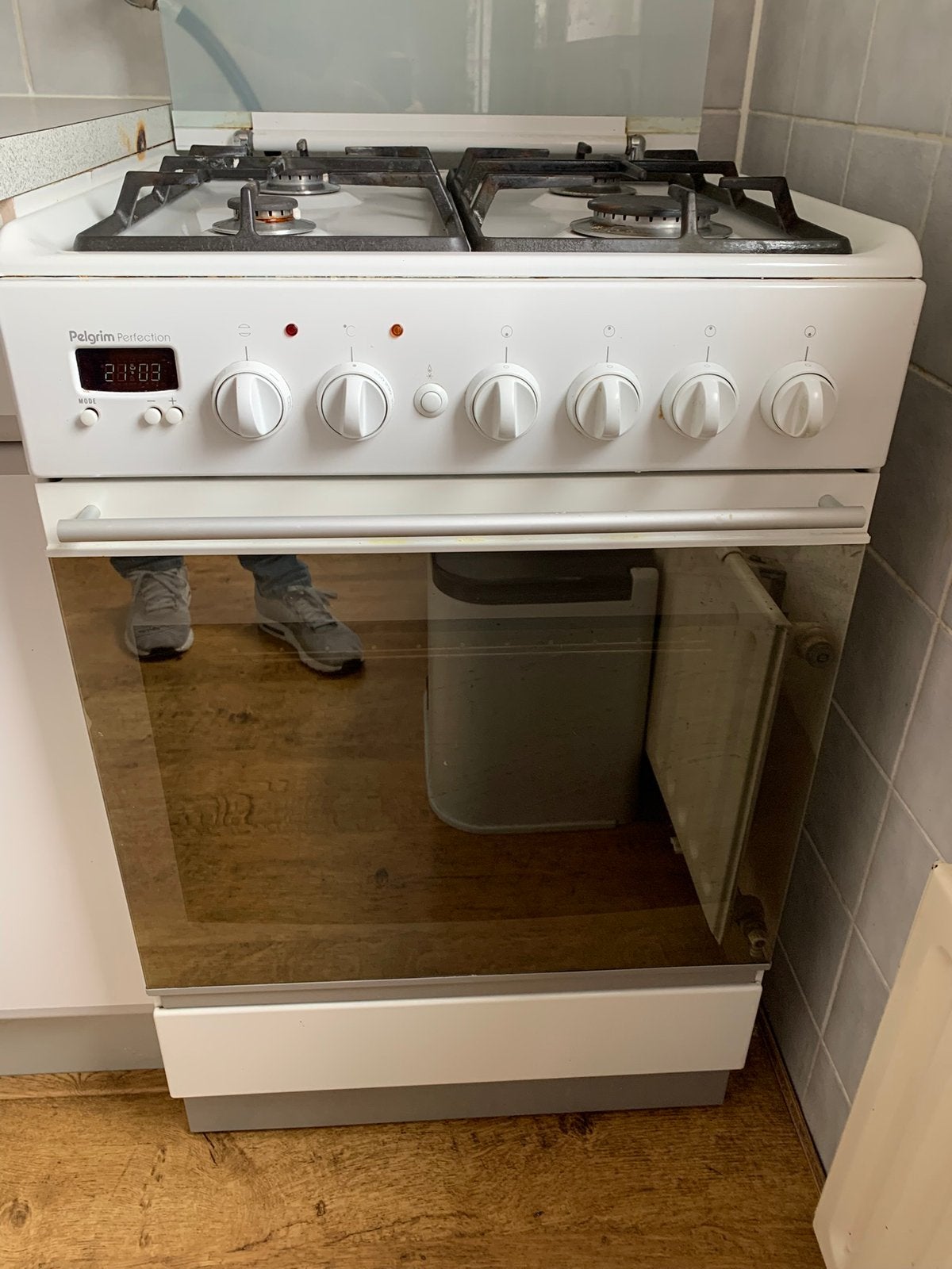 Gasfornuis met oven te koop, Witgoed en Apparatuur, Fornuizen, Ophalen, 4 kookzones, Zo goed als nieuw, Gas