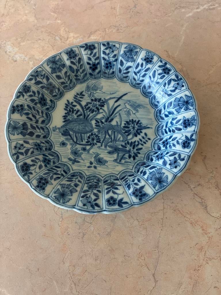 Tichelaar Blauw-Wit Aardewerk Bord met Kraanvogels, Ophalen