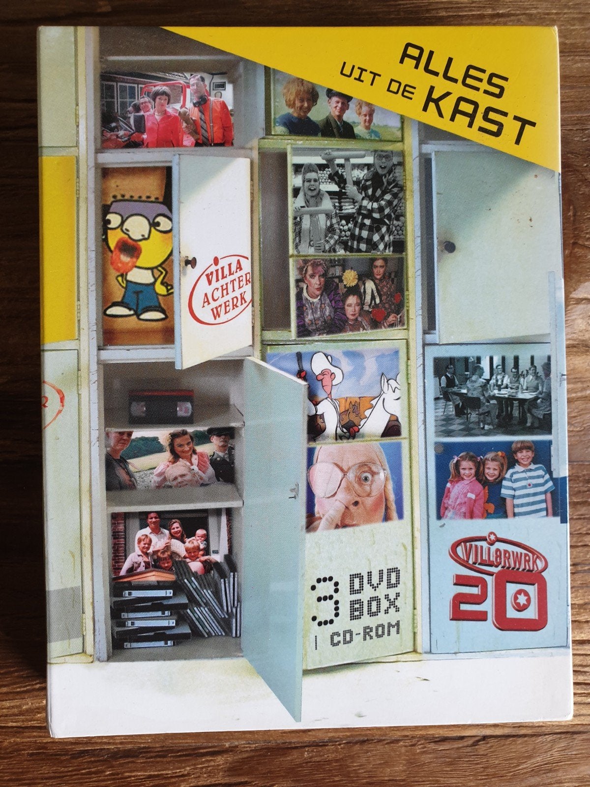 Alles uit de Kast - Villa Achterwerk 20 jaar DVD Box, Gebruikt, Alle leeftijden, Overige genres, Inclusief doosje