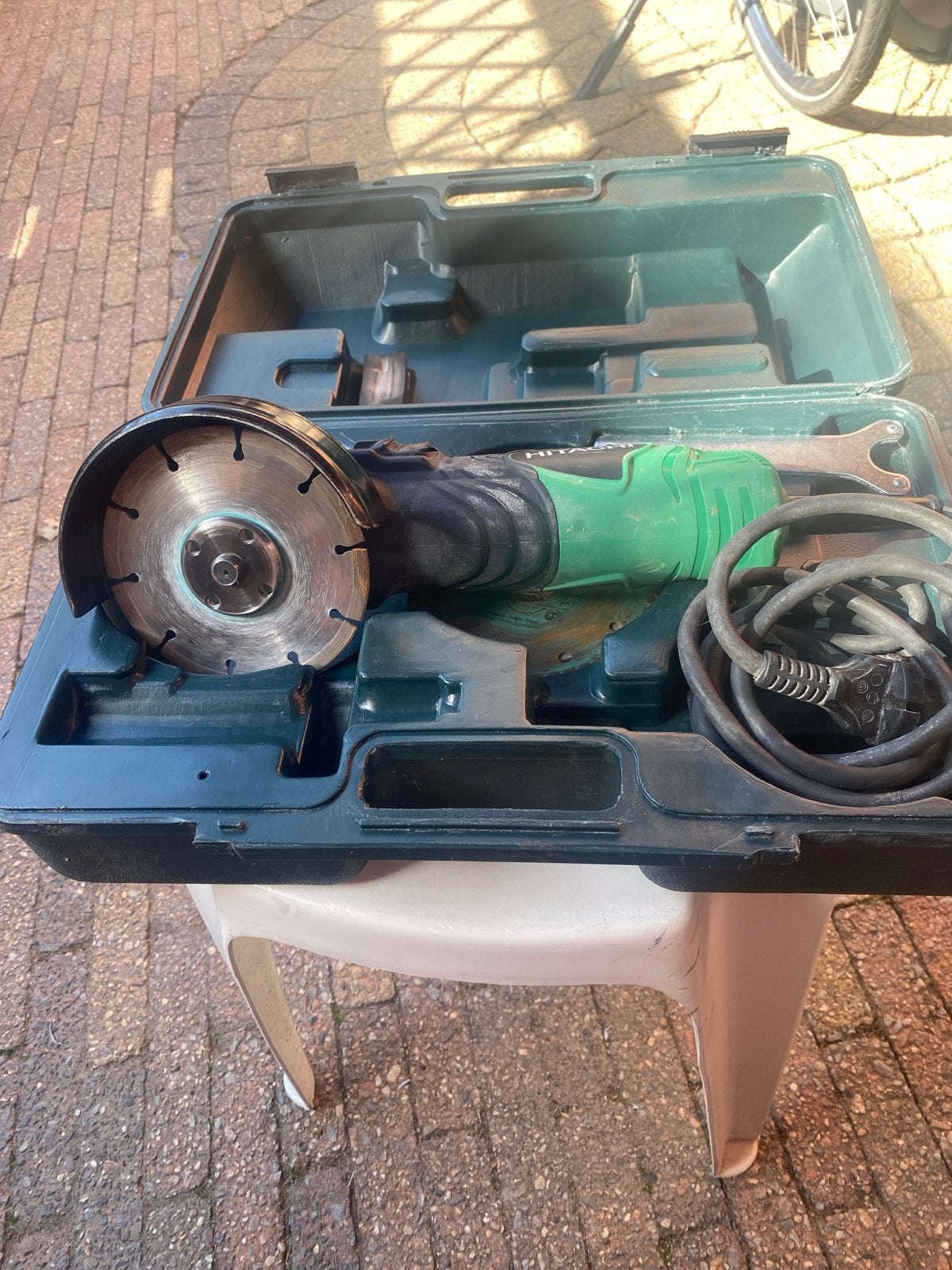 Hitachi G 13SN(S) Haakse Slijpmachine met Koffer, Ophalen, Gebruikt, 700 tot 1000 watt, Haakse handslijpmachine