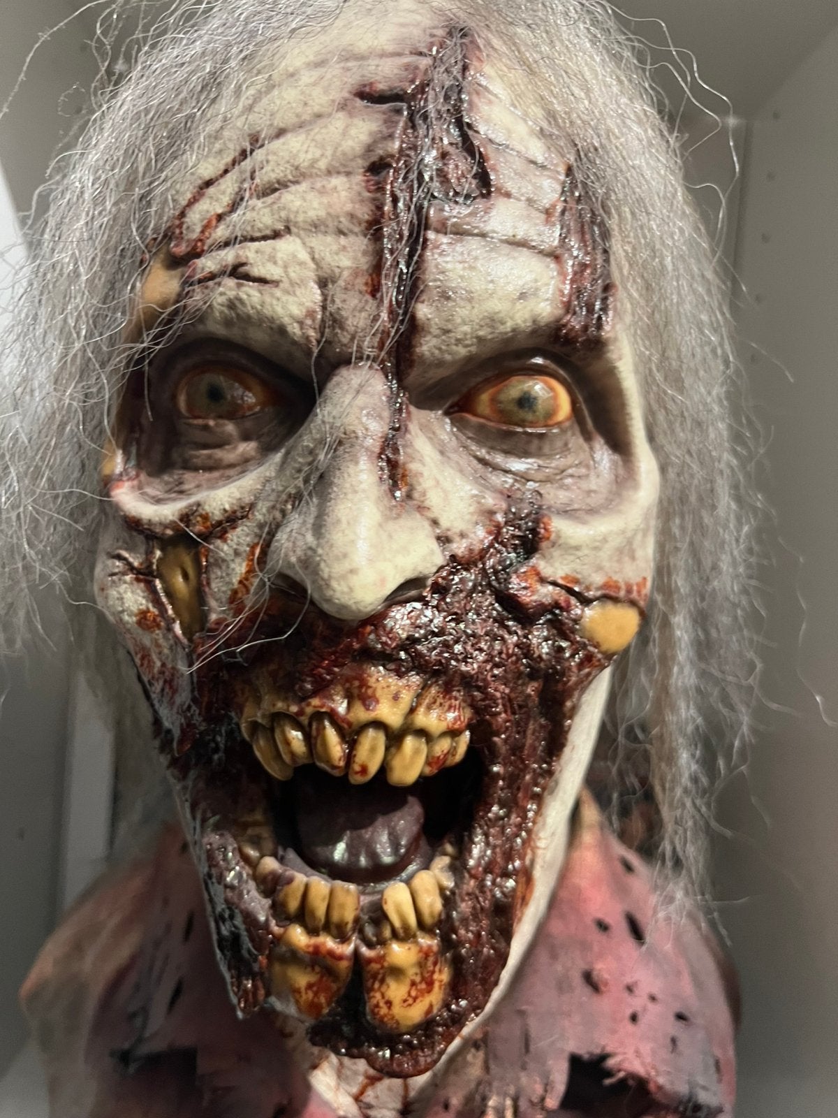 Zombie bust statue, Verzamelen, Film en Tv, Ophalen, Zo goed als nieuw, Beeldje, Replica of Model