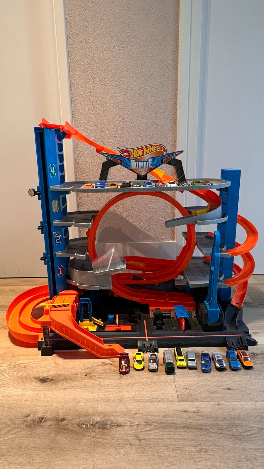 Hot Wheels Ultimate Garage (haai) met 11 auto's, Ophalen, Zo goed als nieuw