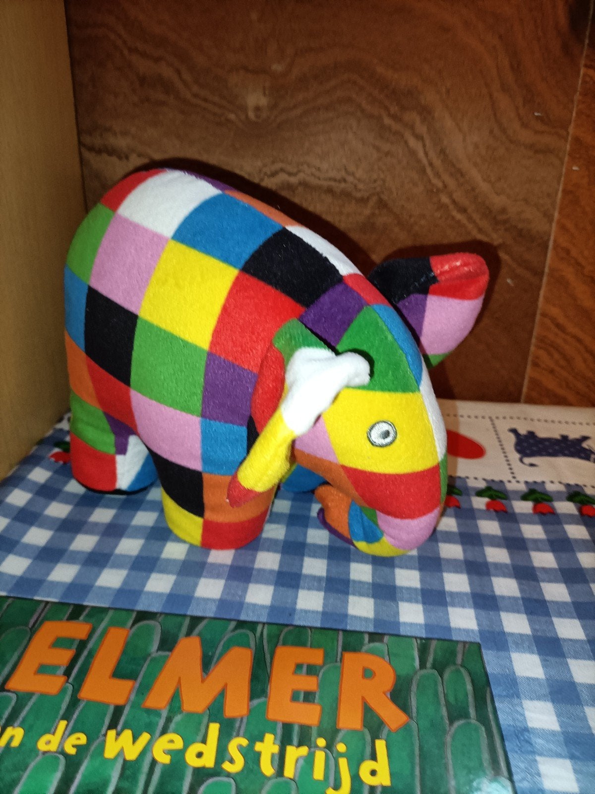 Elmer knuffel 20 cm + boek Elmer en de wedstrijd, Ophalen of Verzenden, Zo goed als nieuw, Overige typen