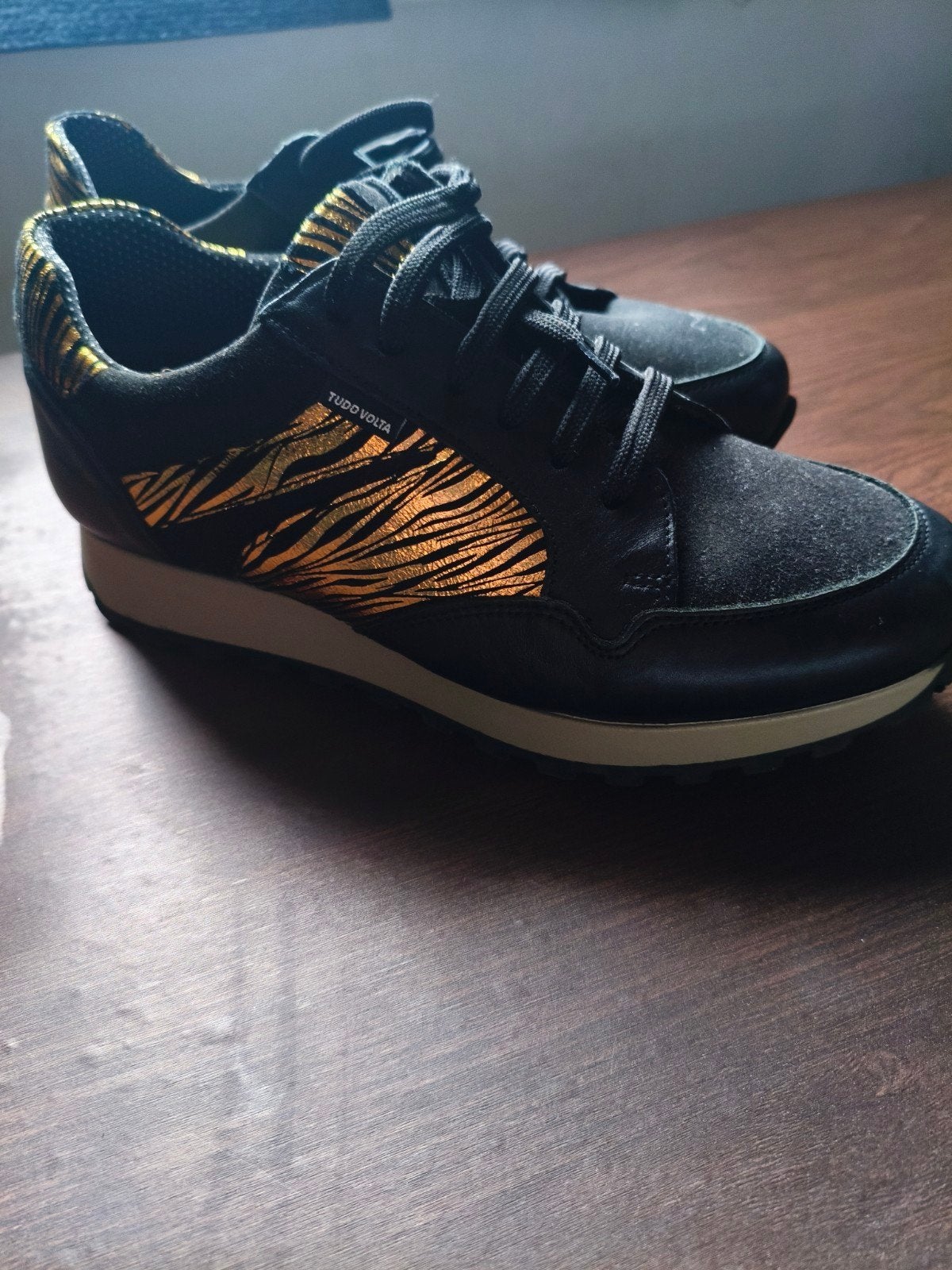 Tudo Volta linnen/leren sneakers zwart met goud

-, Zwart, Ophalen of Verzenden, Sneakers of Gympen, Zo goed als nieuw