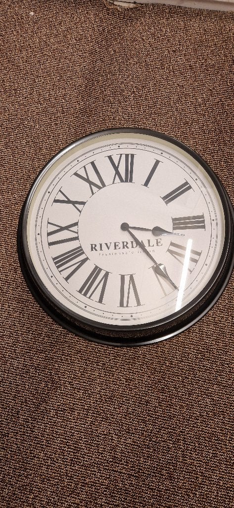 Klok Riverdale, Ophalen