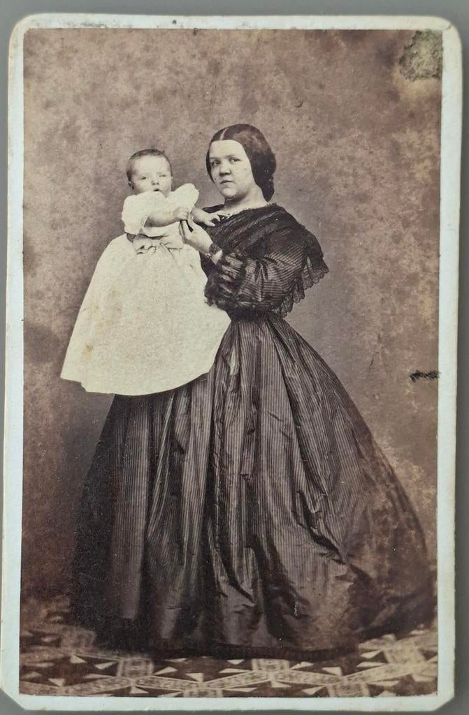 189 cdv jonge moeder met baby Rotterdam fotograaf Cornelisse, Ophalen of Verzenden, Voor 1940, Gebruikt, Kind