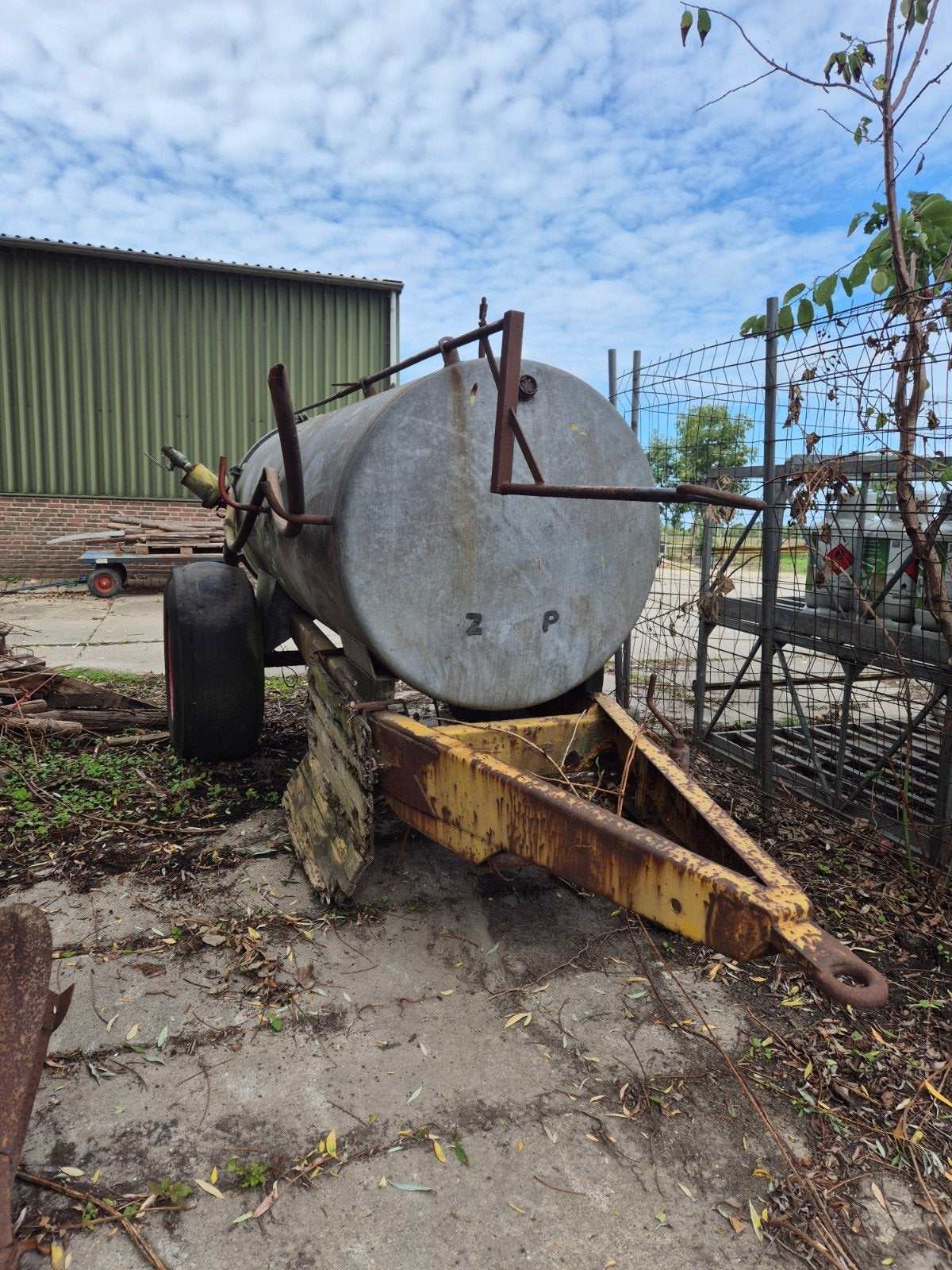 Oude watertank op onderstel, Ophalen, Gebruikt