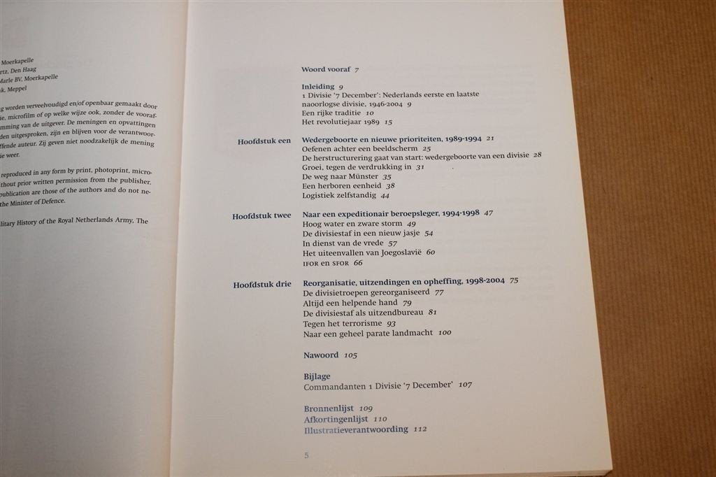 De Laatste Divisie — 1 Divisie ‘7 December’ 1989–2004, Boeken, Ophalen of Verzenden, Tweede Wereldoorlog, Gelezen, Overige onderwerpen