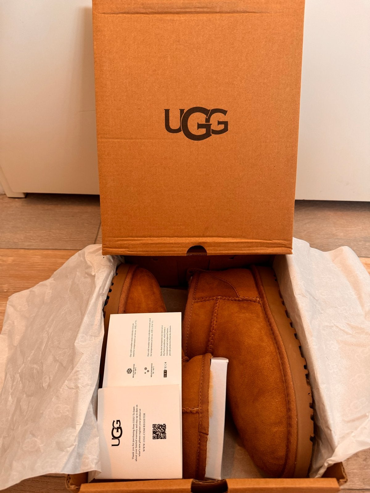 NIEUW! UGG Ultra Mini Classic- Maat 37, Kleding | Dames, Bruin, Lage of Enkellaarzen, Nieuw, Ophalen of Verzenden