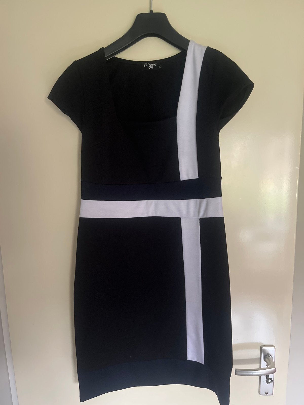 Zigga Zwart-wit Jurk Maat 38/40 (M), Kleding | Dames, Maat 38/40 (M), Zwart, Ophalen of Verzenden, Zo goed als nieuw