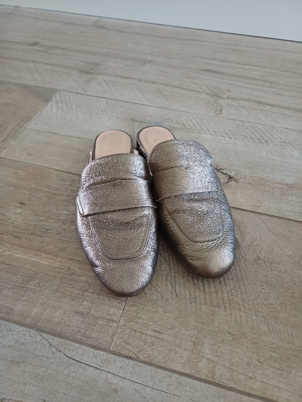 Bijna nieuwe goudkleurige UNISA slippers maat 38, Ophalen of Verzenden, Zo goed als nieuw, Overige kleuren