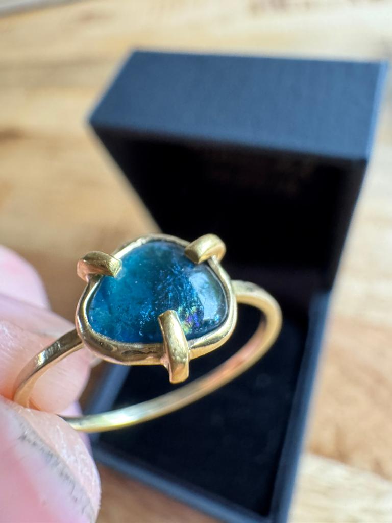 18 en 22 karaat gouden ring met Indigoliet toermalijn, 18 tot 19, Ophalen of Verzenden, Zo goed als nieuw, Dame