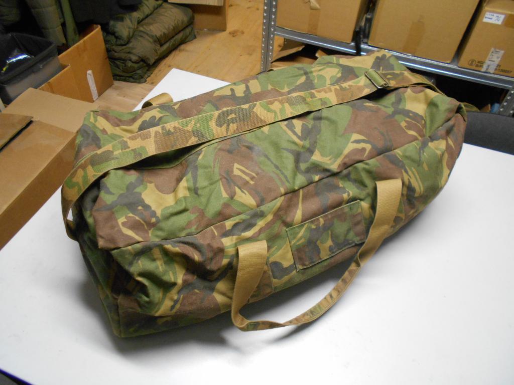 Weekendtas Nederlands leger met schouderband, 40 tot 60 cm, 30 cm of meer, Gebruikt, Minder dan 35 cm