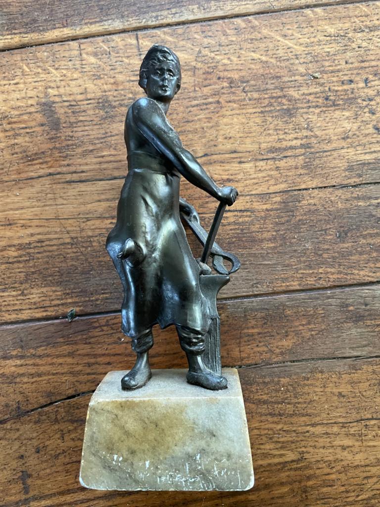 Antiek bronzen beeld van smid op marmeren sokkel, Minder dan 20 cm, Ophalen of Verzenden, Beeld, Bruin