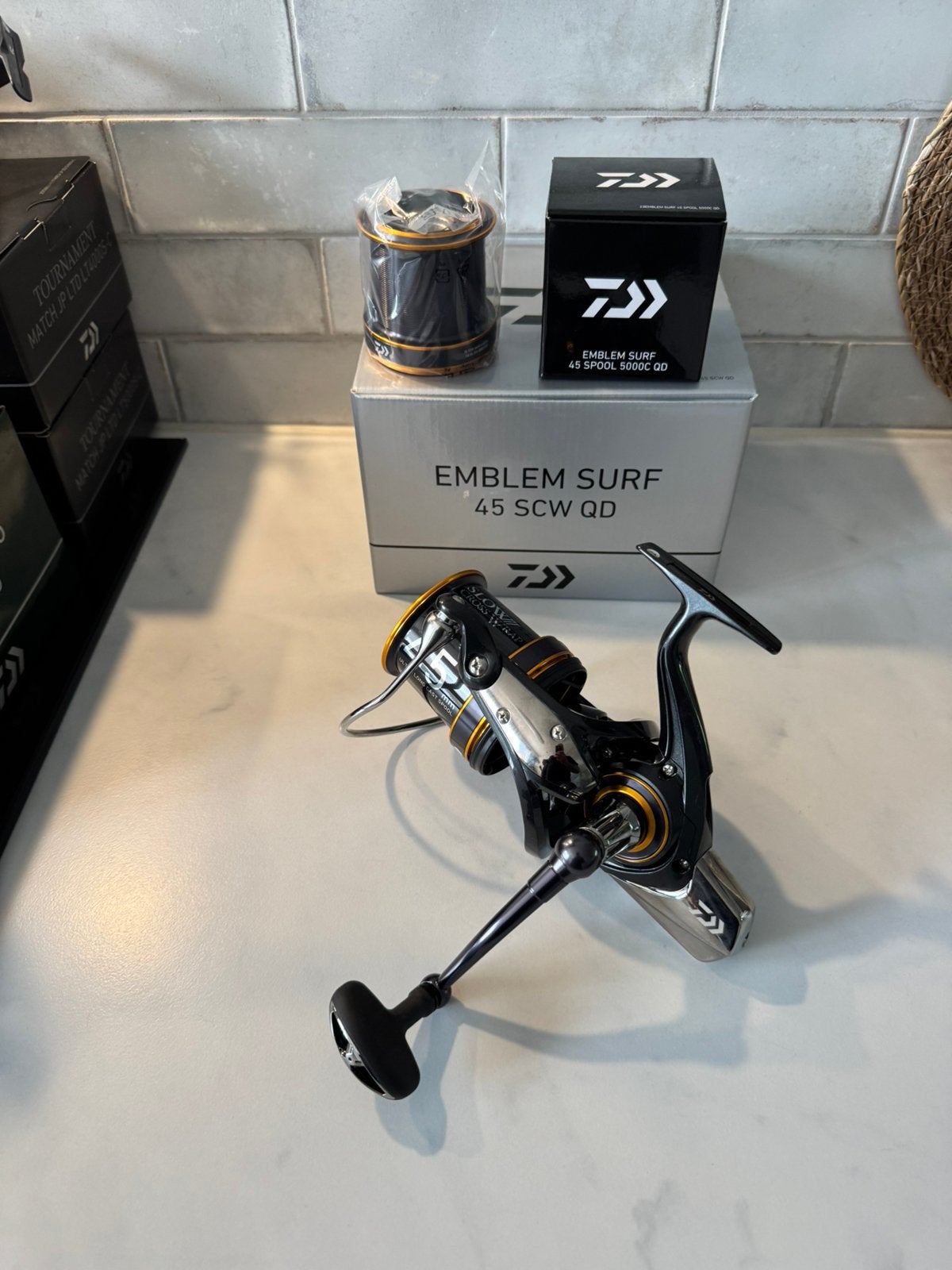 NIEUWE 23 DAIWA EMBLEM SURF 45 SCW QD TOP MOLEN !, Ophalen of Verzenden, Nieuw, Molen