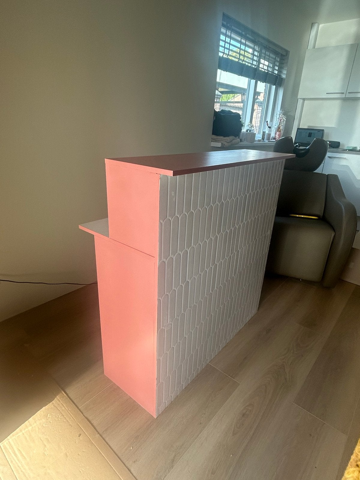 Receptiebalies en 3 donkerbruine kappersstoelen