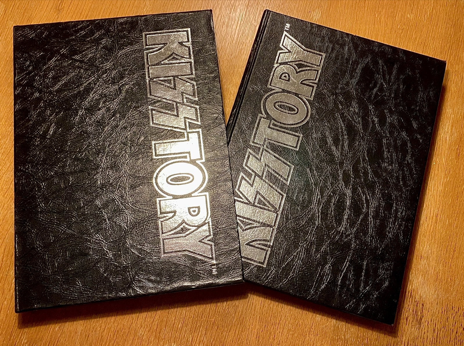 KISS KISSTORY Boek - Limited Edition gesigneerd, Ophalen of Verzenden, Gelezen, Artiest