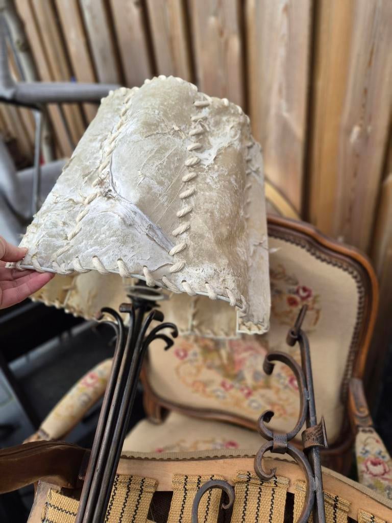 Vintage smeedijzeren wandlamp met perkamenten leren kap, Ophalen of Verzenden