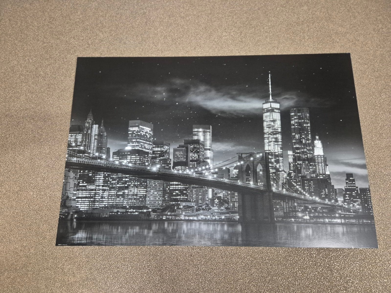 Zwart-wit foto op hardboard: Stad in de nacht, 90x60 cm, Huis en Inrichting, 50 – 75, Ophalen of Verzenden, Zo goed als nieuw