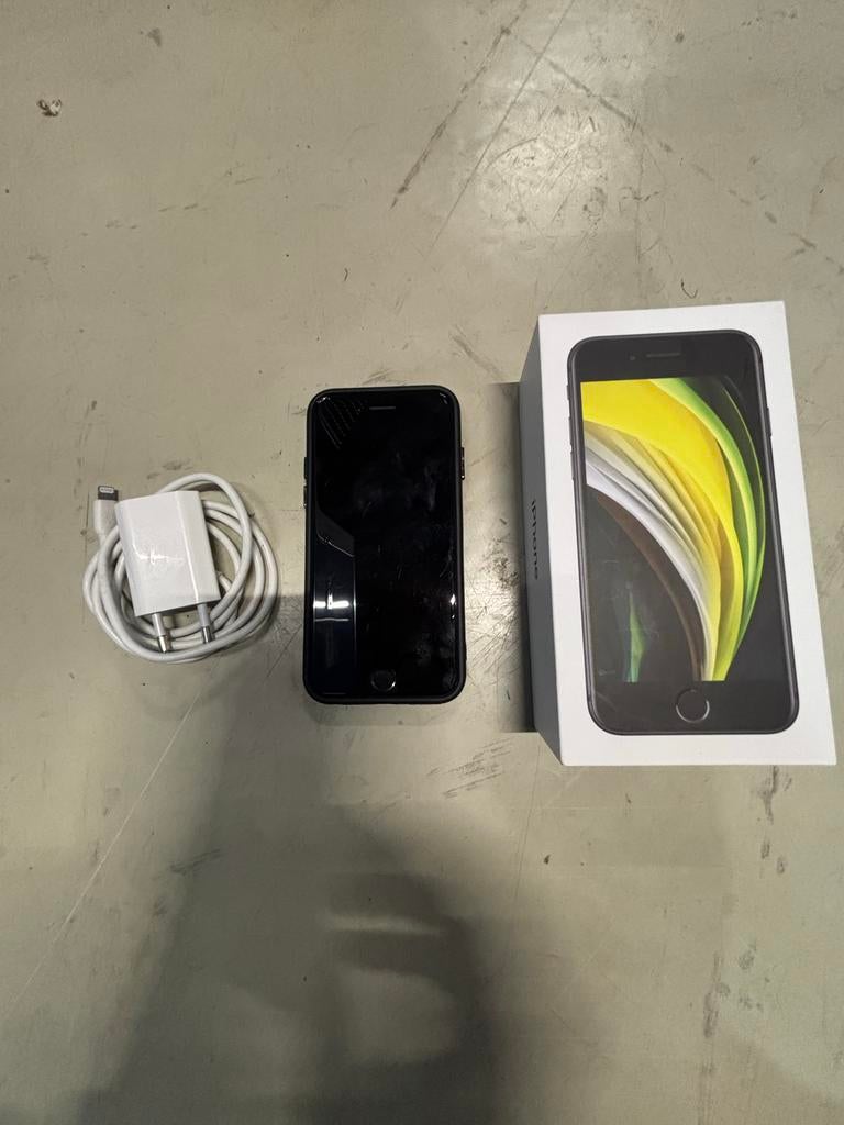 iPhone SE 2020 64GB incl lader en hoesje, Gebruikt, Zwart, Ophalen of Verzenden, 64 GB