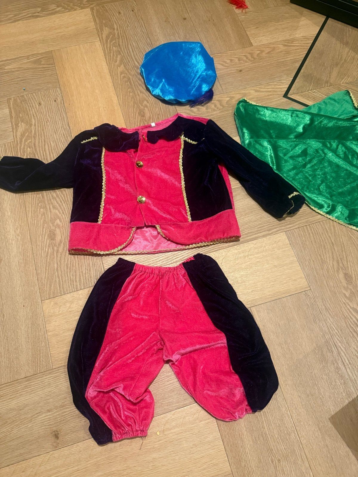 Pietenpak compleet met muts en cape - Maat 98, Kinderen en Baby's, Ophalen of Verzenden, Gebruikt, 104 of kleiner, Jongen of Meisje
