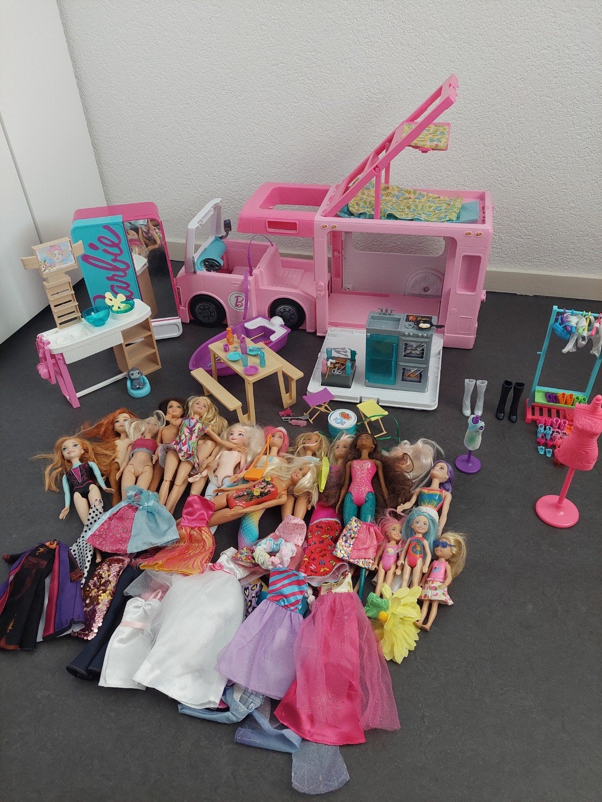 Grote Barbie set: Camper, Salon, veel Barbies en kleding, Ophalen, Gebruikt, Barbie