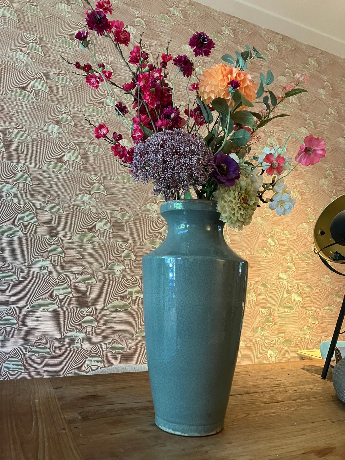 Vaas met 11 stuks zijden bloemen - 45cm hoog, 45 cm, Ophalen of Verzenden, Zo goed als nieuw, Steen/keramiek