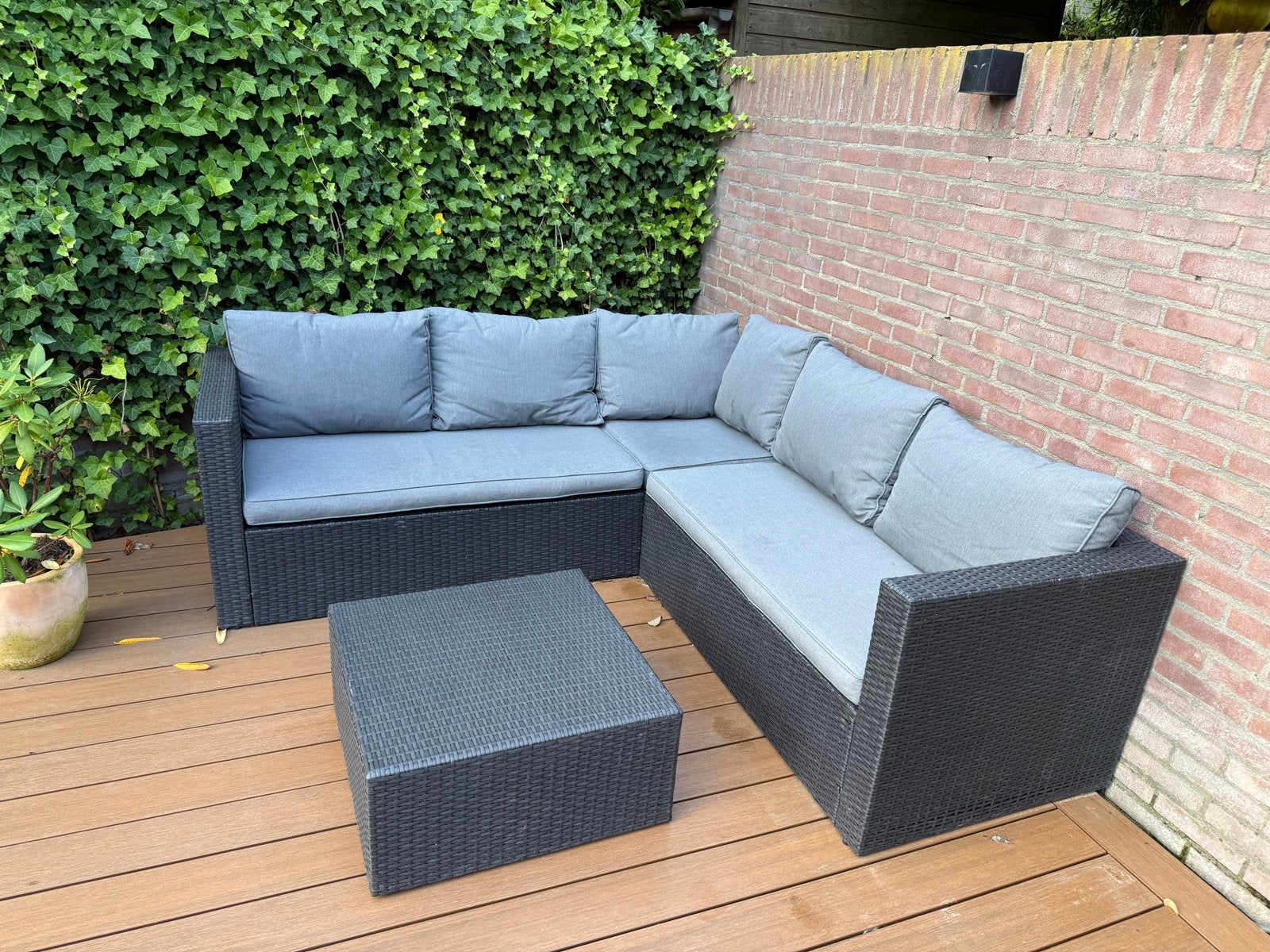 Wicker loungeset met kussens en bijzettafel, Ophalen, 5 zitplaatsen, Gebruikt, Loungeset