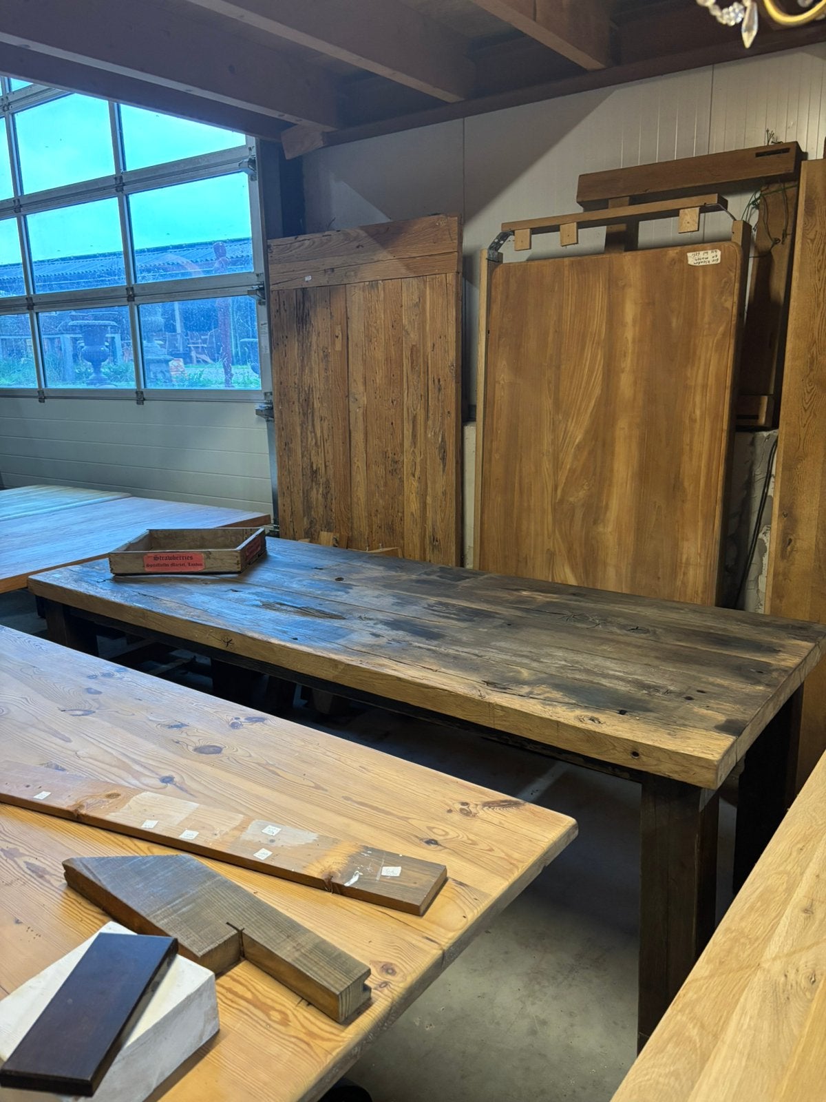 Robuuste Oud Eiken tafel uniek blad en onderstel, Ophalen, Eikenhout, Zo goed als nieuw, Vijf personen of meer