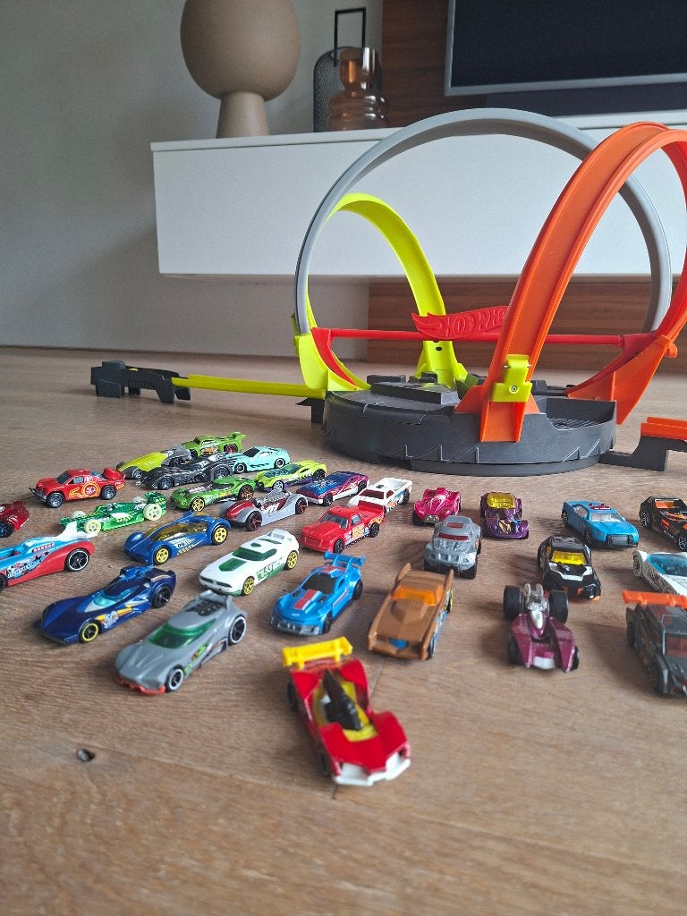 Hotwheels raceautos & Hotwheels stunttrack racebaan, Kinderen en Baby's, Speelgoed | Racebanen, Ophalen, Racebaan, Zo goed als nieuw
