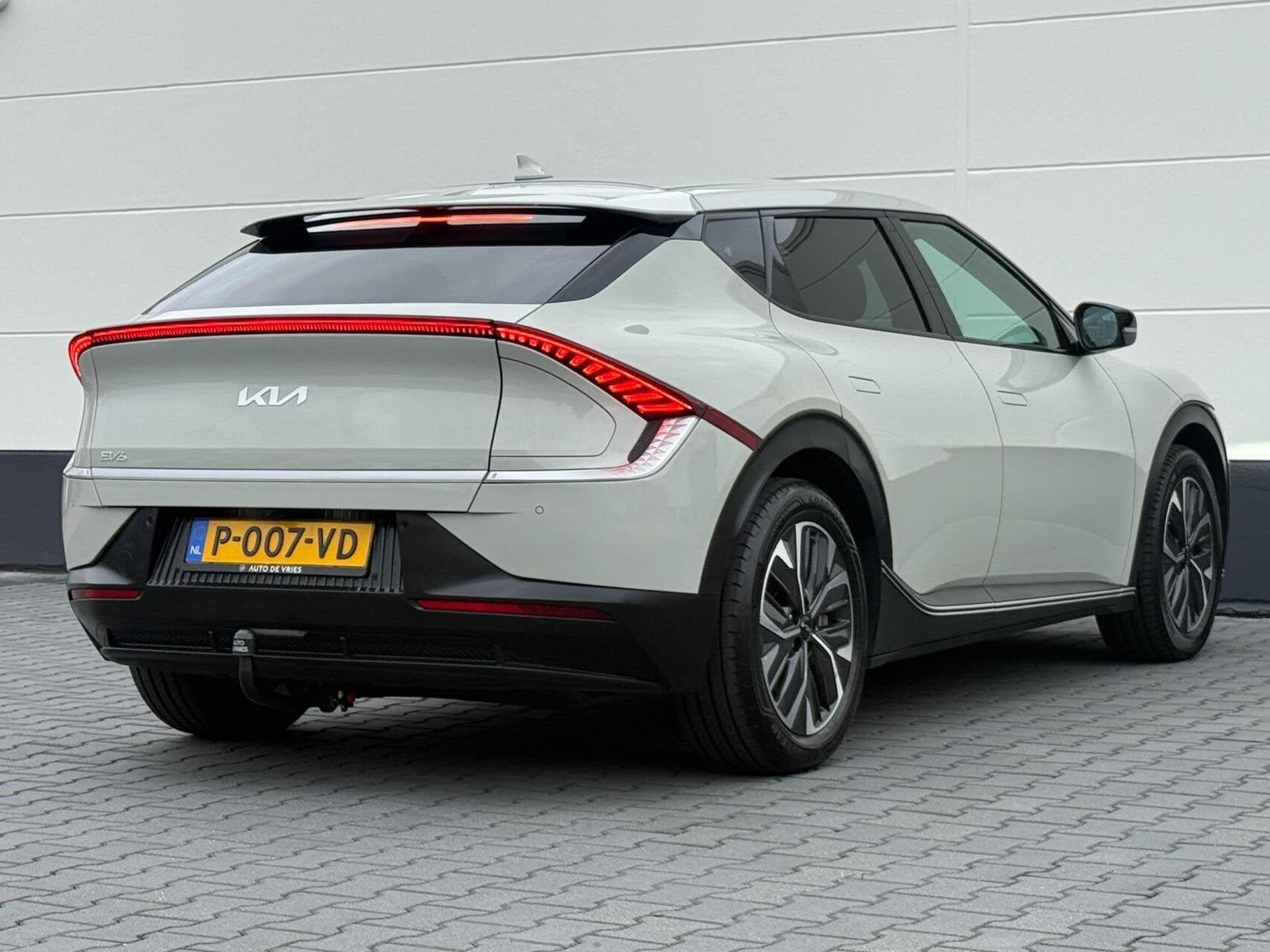 Kia EV6 Air 58 kWh | SOH 98% | Half leder | Camera | Trekhaa, Dealer onderhouden, Gebruikt, Wit, 17 min