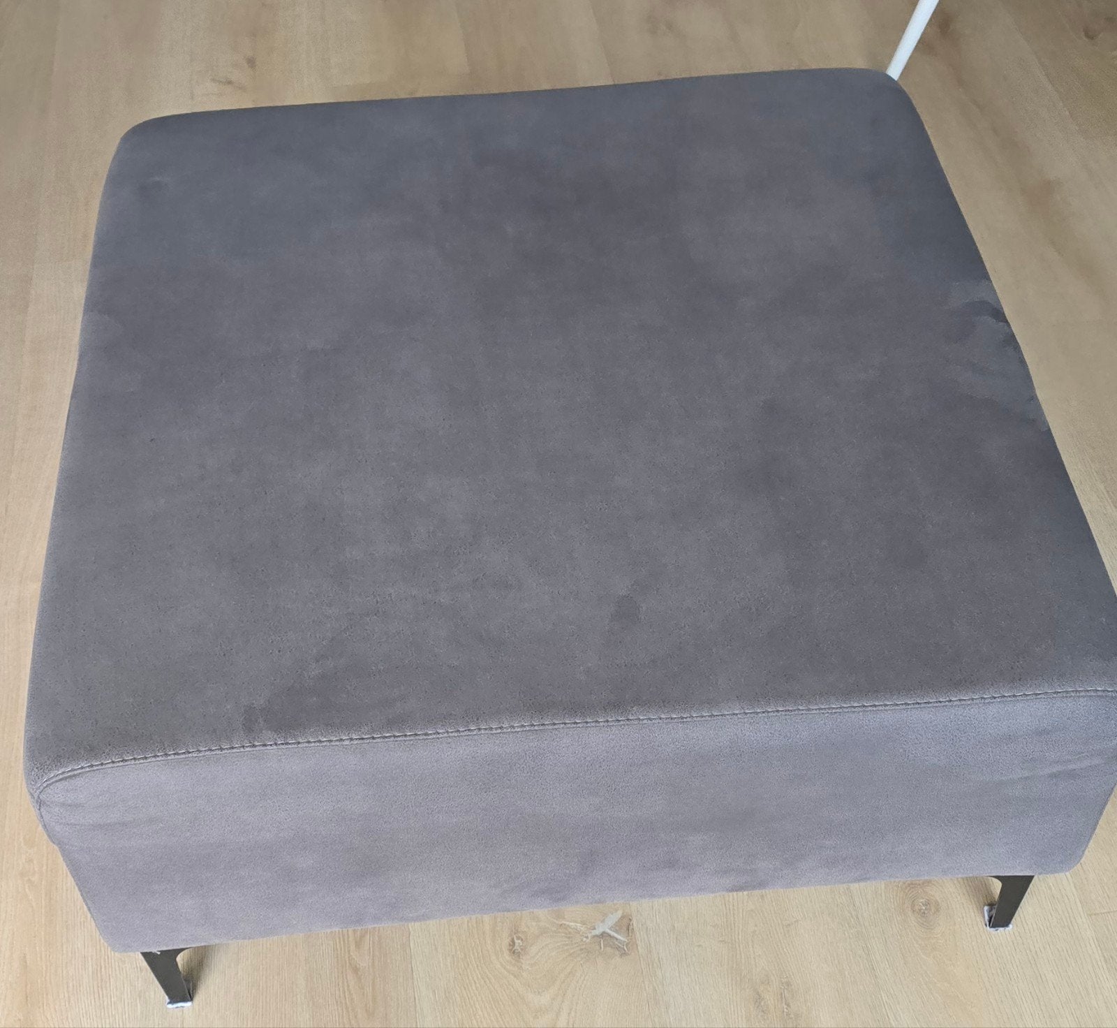 Grijze hocker zo goed als nieuw 90x90 cm, Ophalen, Vierkant, 75 tot 100 cm, Zo goed als nieuw