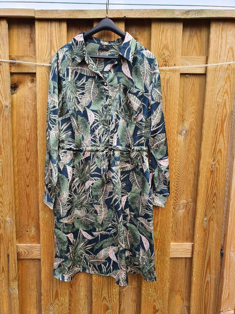 ZAY jurk XS bladprint khaki zomerjurk met taillekoord, Kleding | Dames, Ophalen of Verzenden, Zo goed als nieuw, Maat 34 (XS) of kleiner